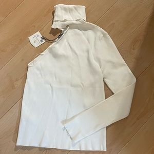 White turtle neck one sleeve shirt from Zara never worn tag attached